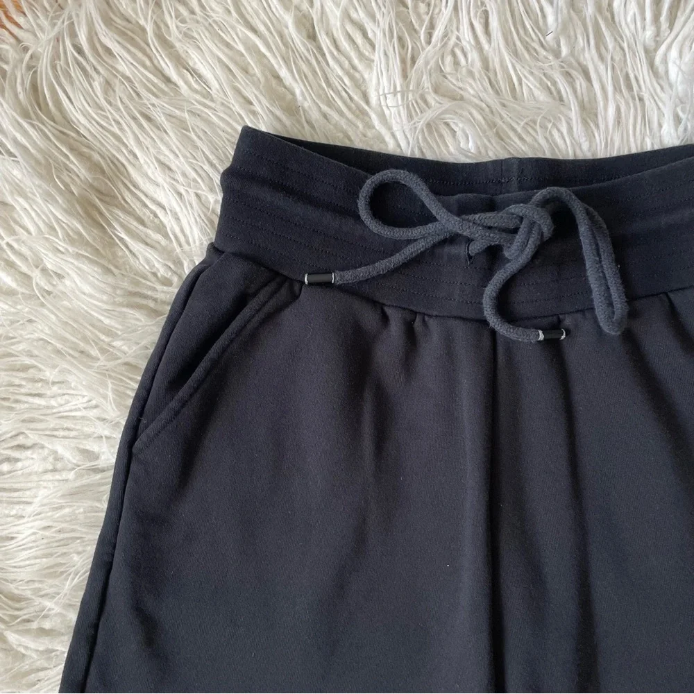 Alo Yoga Extra High-Waist Black Soft Fleece Lounge Easy Sweat Shorts Size Small